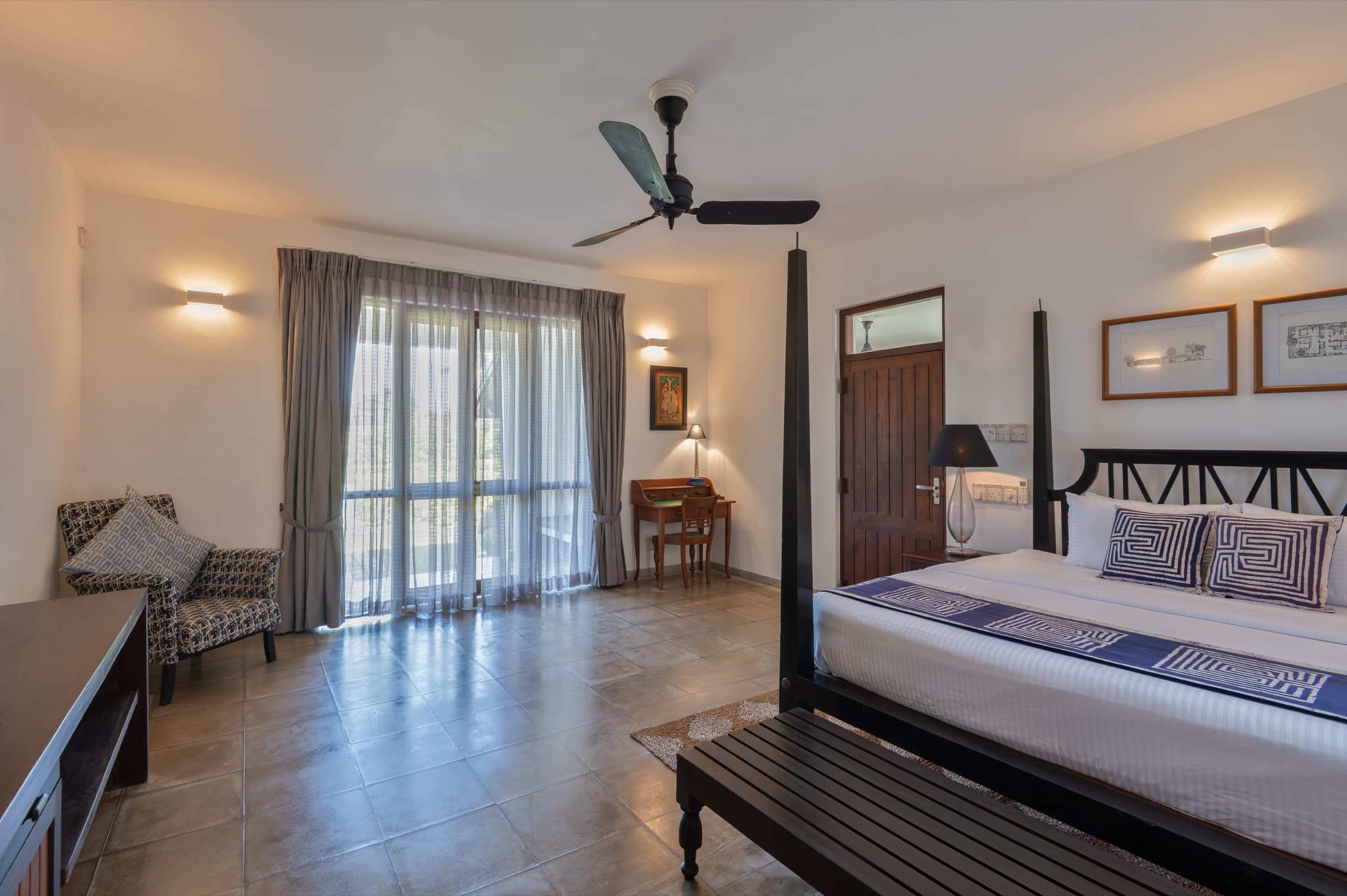 Guest room four-poster bed