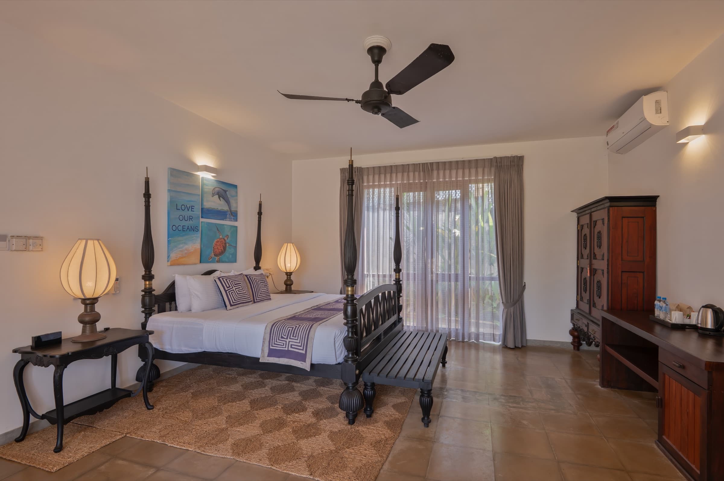 Guest room with four-poster bed
